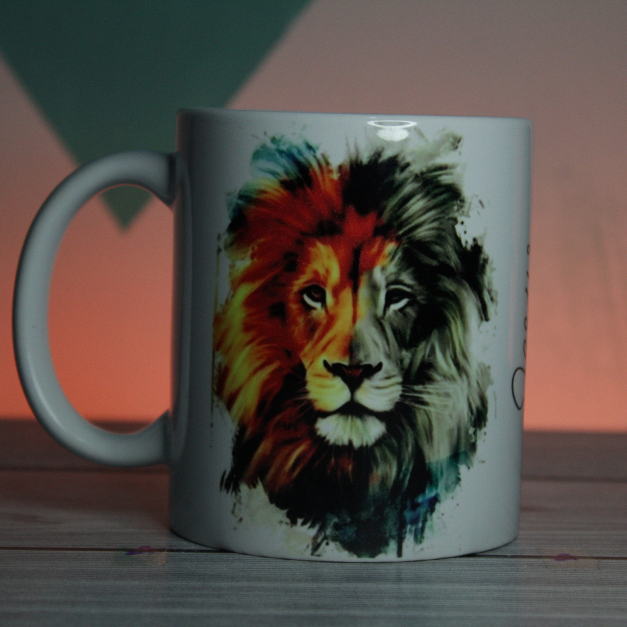 Caneca Leão + Salmo 121:3 – Fé e Proteção | 325 ml